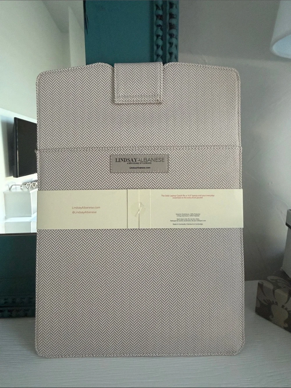 NWT Lindsay Albanese Daily Laptop Clutch -Beige Herringbone. Fits 14.5” laptop.